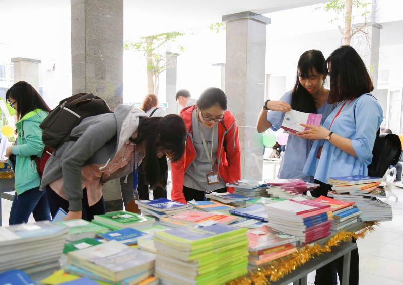 Sinh viên học nhóm chia sẻ tài liệu để tiết kiệm chi phí học tập