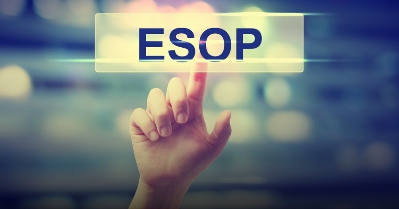 Nhân viên văn phòng suy nghĩ về việc bán cổ phiếu ESOP