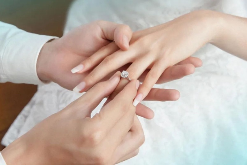 Phong tục đeo nhẫn cầu hôn tay trái và tay phải