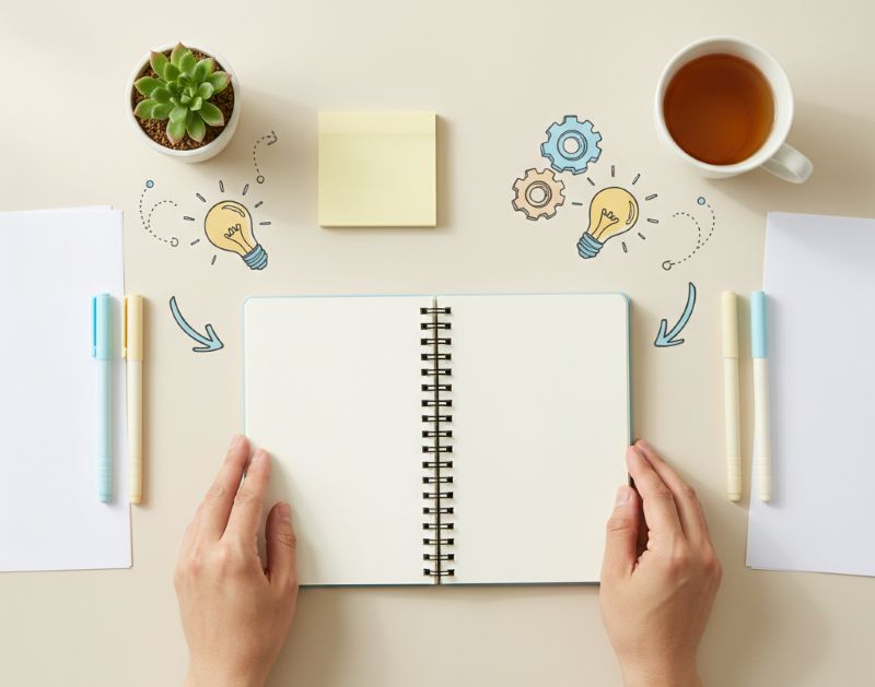 Sổ tay và biểu tượng sáng tạo thể hiện tư duy tích cực
