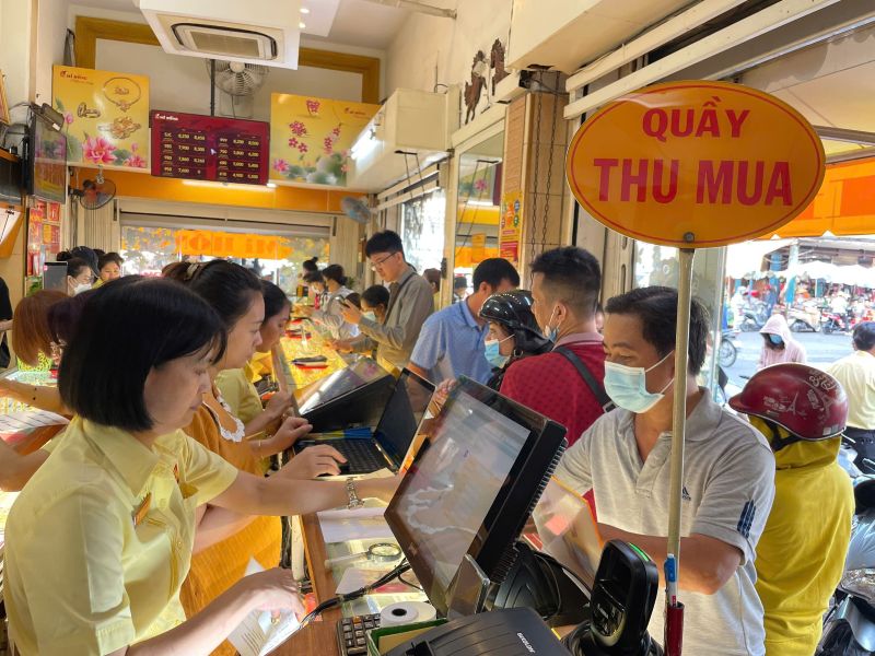 Người dân mua vàng tại tiệm vàng sau khi Fed hạ lãi suất